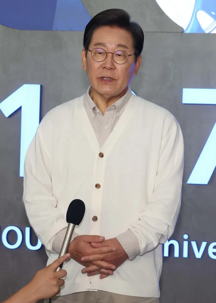 취재진 질문에 답변하는 이재명 후보