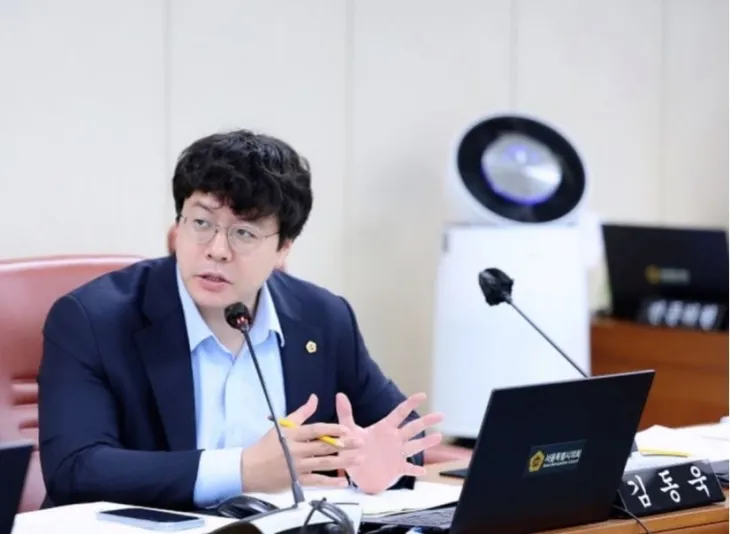 질의하는 김동욱 의원