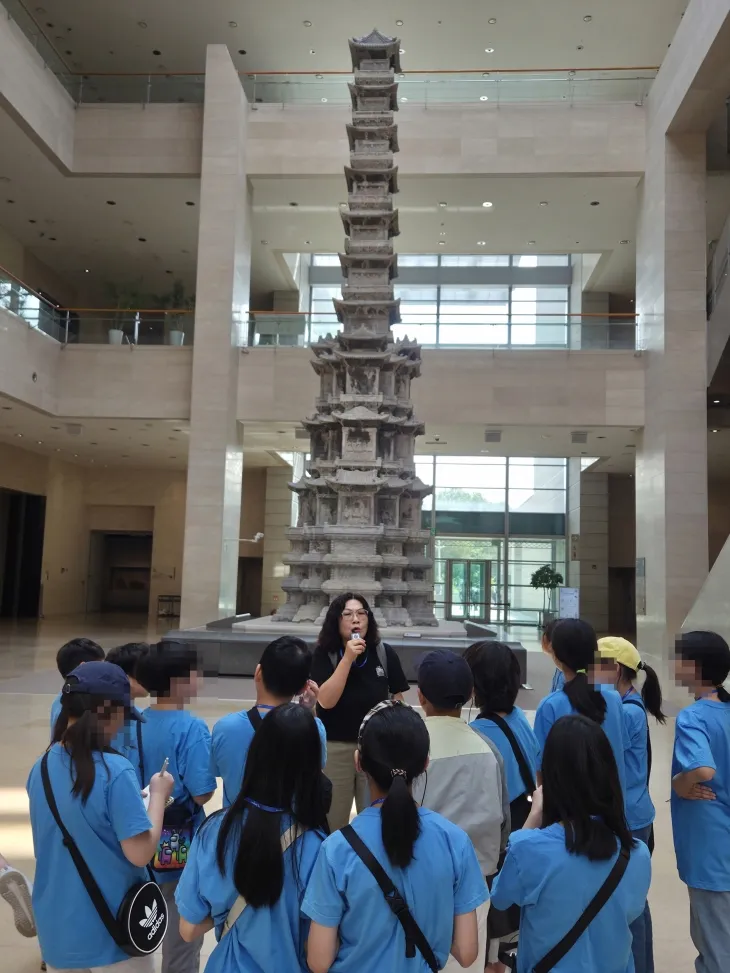 지난 26일 서울 용산구 국립중앙박물관에서 한강초등학교 학생들이 ‘찾아가는 공교육, 교과서 속 문화재 탐험’ 프로그램 수업을 받고 있다. 용산구 제공
