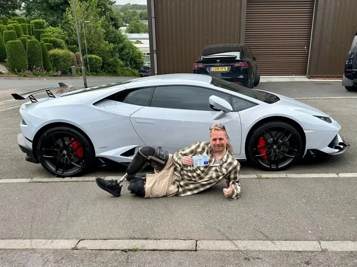 네티즌들의 집단 비난에 시달린 운전자는 자신의 차량 앞에서 장애인 주차 허가증인 파란색 카드와 의족을 당당히 드러낸 사진을 소셜미디어(SNS)에 공개해 논란을 일축했다. 페이스북 캡처