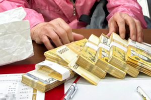 신문지로 정성껏 감싼 5000만원…93세 할머니, 경희대 찾아 기부
