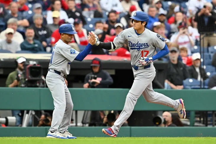 오타니 쇼헤이(로스앤젤레스 다저스)가 28일(한국시간) 미국 오하이오주 클리블랜드 프로그레시브 필드에서 열린 2025 미국프로야구 메이저리그(MLB) 클리블랜드 가디언스와의 원정 경기에서 홈런을 치고 있다. AFP 연합뉴스