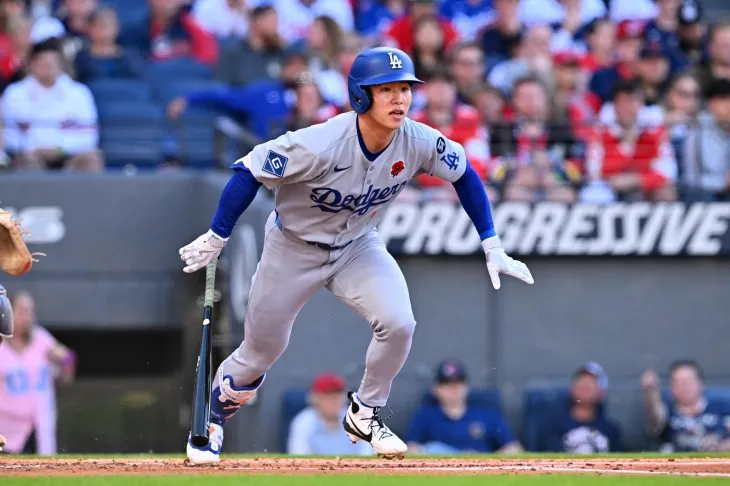 김혜성(로스앤젤레스 다저스)이 27일(한국시간) 미국 오하이오주 클리블랜드 프로그레시브 필드에서 열린 2025 미국프로야구 메이저리그(MLB) 클리블랜드 가디언스와의 원정 경기에서 타격하고 있다. AFP 연합뉴스