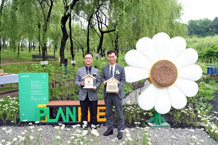 지난 5월 20일 ‘세계 벌의 날’을 맞아 서울 강북구 북서울꿈의숲에서 진행된 ‘꿀벌 서식지’ 개장식 행사 이후 엄홍석(왼쪽) 현대엔지니어링 커뮤니케이션실장과 이수연 서울시 정원도시국 국장이 포토존에서 기념 사진을 촬영하고 있다. 현대엔지니어링 제공