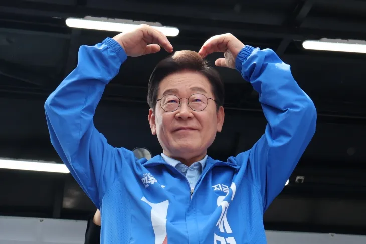 이재명 더불어민주당 대선 후보가 26일 수원시 팔달구 팔달문 영동시장에서 집중 유세를 마친 뒤 하트인사를 하고 있다. 2025.5.26 연합뉴스