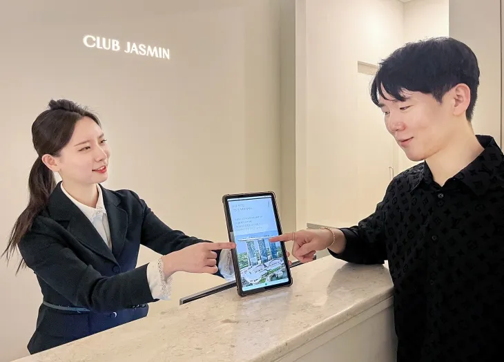 현대백화점 더현대 서울 VIP 라운지에서 직원이 고객에게 ‘마리나 베이 샌즈(Marina Bay Sands)’ VIP 서비스 제휴에 따른 혜택을 설명하고 있다. 현대백화점 제공