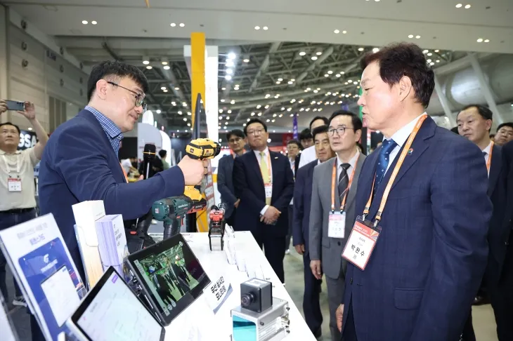 박완수 경남도지사가 GSAT 2025 행사 현장을 둘러보고 있다. 2025.5.28. 경남도 제공