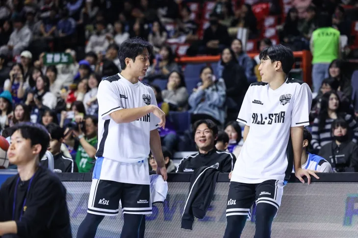 수원 kt 소속 허훈과 부산 KCC 허웅이 1월 19일 부산 사직체육관에서 열린 2024~25 프로농구 올스타전에서 대화하고 있다. KBL 제공