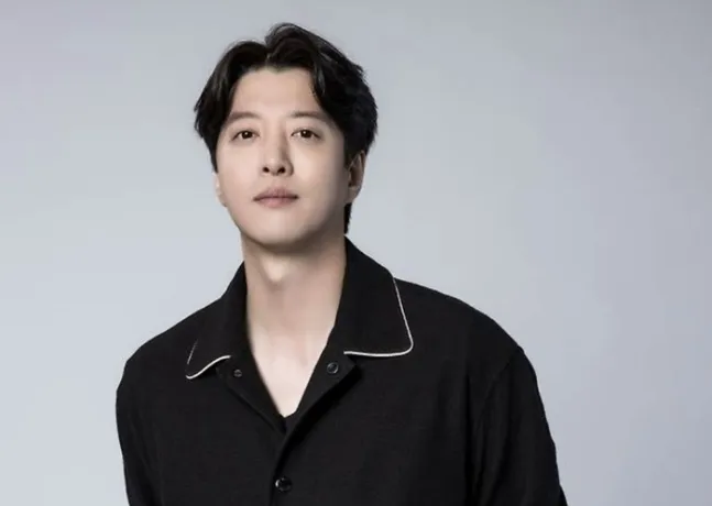 배우 이동건이 ‘미모의 여성’과 열애 중이라는 보도가 나왔다. FNC엔터테인먼트