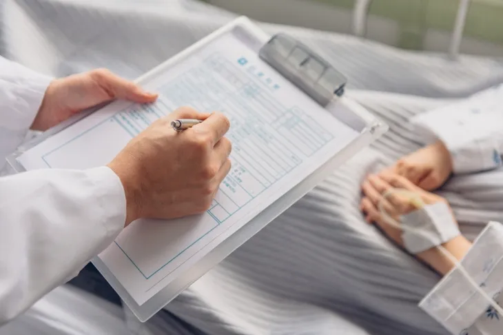 영국의 60대 남성이 변비 증상에 병원을 찾았다가 골수암을 진단 받고 2주 만에 사망했다. 아이클릭아트 자료 이미지