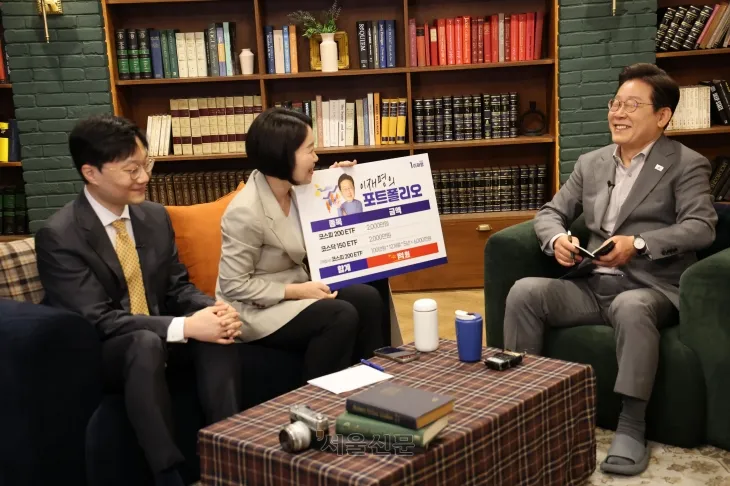 이재명 더불어민주당 대선 후보가 28일 서울 신사동 가로수길 미드타운 스튜디오에서 <K-이니셔TV> ‘1400만 개미와 한배 탔어요’ 유튜브 라이브를 윤태준 소액주주행동 플랫폼액트 소장, 이소영 의원과 함께 하고 있다. 2025.5.28 홍윤기 기자