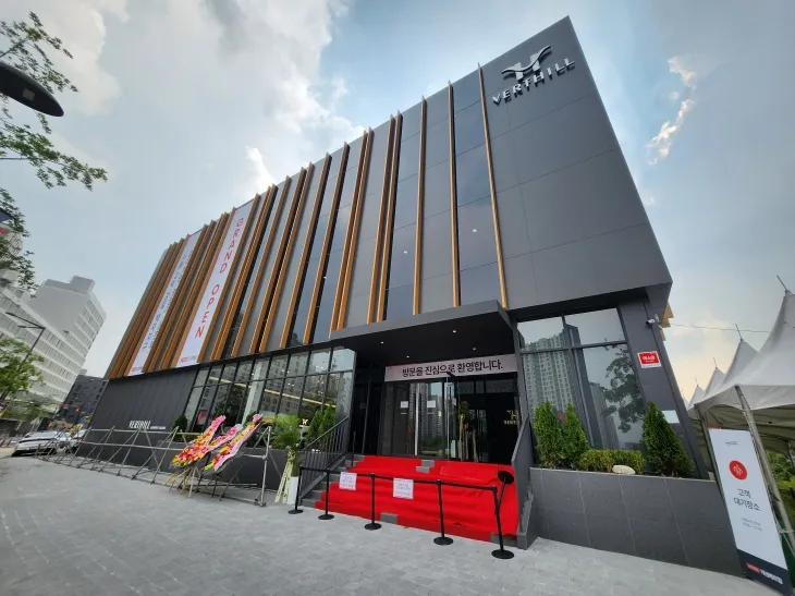 서울 고덕 강일지구에서 사실상 마지막 민간 분양 단지인 ‘고덕 강일 대성베르힐’이 이달 본격적인 분양 일정에 돌입한다. 29일 개관 준비가 한창인 고덕 강일 대성베르힐 모델하우스 외부 모습. 대성베르힐 제공