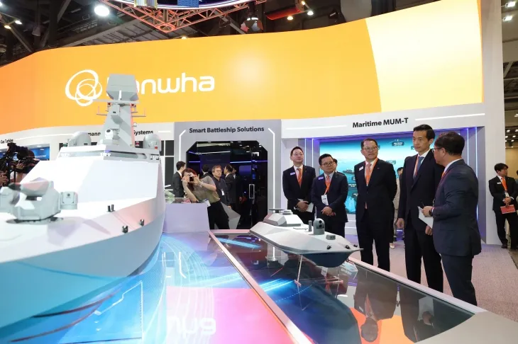 28일 부산 해운대구 벡스코에서 열린 ‘국제해양방위산업전(MADEX) 2025’에 참석한 김동관 한화그룹 부회장이 한화오션 부스에서 관계자로부터 설명을 듣고 있다. 한화그룹 제공