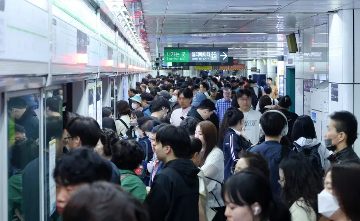 부산지역 시내버스가 전면 파업에 돌입한 28일 오전 부산 도시철도 2호선 서면역이 출근길 시민들로 붐비고 있다. 오후 1시쯤 부산지방노동위원회의 조정안을 노사가 수락하면서 시내버스 운행은 재개됐다. 부산 연합뉴스