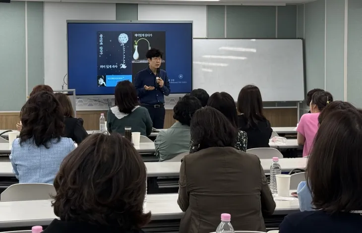 방송인 주철환(70) 전 이화여대 교수가  28일, 동신대학교 여성리더십 최고위과정 특강에서 무대와 강단을 오가며 유쾌하면서도 진중한 인생 철학을 들려주었다.