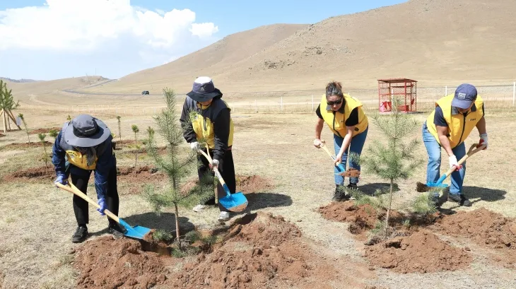 지난 12일 몽골 ‘테를지 국립공원’에서 나무 심기 봉사활동을 펼치고 있는 봉사자들의 모습. 이마트 제공