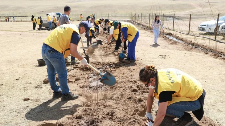 지난 12일 몽골 ‘테를지 국립공원’에서 나무 심기 봉사활동을 펼치고 있는 봉사자들의 모습. 이마트 제공