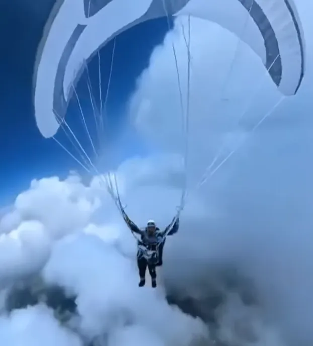 중국에서 한 50대 패러글라이더 조종사가 강력한 상승기류에 휩쓸려 에베레스트 정상 고도에 가까운 약 8600ｍ 상공까지 상승하는 아찔한 사고를 겪은 뒤, 1시간 만에 극적으로 착륙에 성공하는 일이 벌어졌다. 유튜브 캡처
