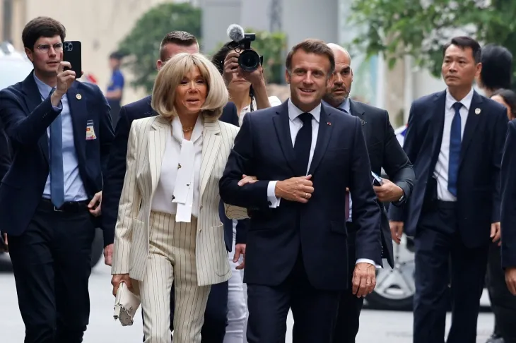 27일 에마뉘엘 마크롱 프랑스 대통령은 브리지트 여사와 베트남 하노이에 있는 과학기술대학교를 방문했다. AFP 연합뉴스