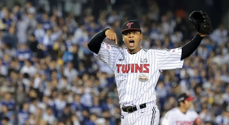 LG 트윈스 엘리에이저 에르난데스가 지난해 10월 17일 서울 잠실야구장에서 열린 2024 KBO리그 포스트시즌 플레이오프 3차전 삼성 라이온즈와의 홈 경기에서 1-0으로 승리한 뒤 포효하고 있다. 연합뉴스