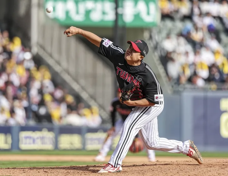 LG 트윈스 장현식이 지난 6일 서울 잠실야구장에서 열린 2025 KBO리그 정규시즌 두산 베어스와의 경기에서 공을 던지고 있다. 연합뉴스