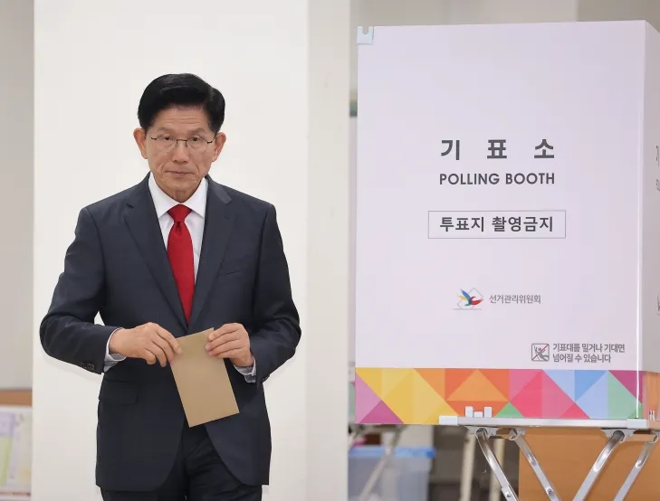 김문수 국민의힘 대선 후보가 제21대 대통령선거 사전투표 첫날인 29일 인천 계양구 계양1동 주민센터에 마련된 사전투표소에서 투표를 하고 있다. 2025.5.29 연합뉴스