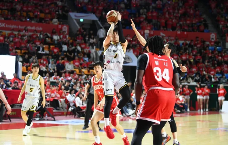 창원 LG 유기상이 지난 7일 서울 잠실학생체육관에서 열린 2024~25 프로농구 챔피언결정전 2차전 서울 SK와의 원정 경기에서 슛하고 있다. KBL 제공