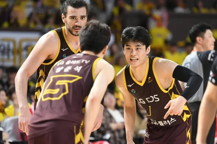 창원 LG 유기상이 지난 9일 창원체육관에서 열린 2024~25 프로농구 챔피언결정전 3차전 서울 SK와의 홈 경기에서 양준석과 대화하고 있다.KBL 제공
