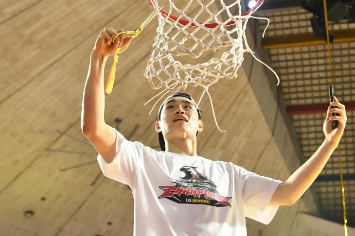 창원 LG 유기상이 지난 17일 서울 잠실학생체육관에서 열린 2024~25 프로농구 챔피언결정전 7차전에서 서울 SK를 꺾고 우승한 뒤 그물을 자르고 있다. KBL 제공