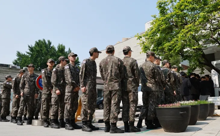 21대 대통령 선거 사전투표 첫날인 29일 서울 종로구 삼청동주민센터에 마련된 사전투표소에서 군 장병들이 사전투표를 하기 위해 줄지어 차례를 기다리고 있다. 사진은 기사 내용과 직접 관련 없음. 2025.5.29 대통령실통신사진기자단