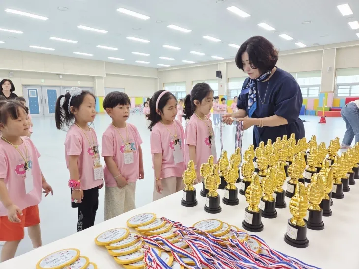 남양주시 소재 다산꽃다비유치원- 병아리체력장에 참여한 유아들이 트로피와 메달을 수여받고 있다.