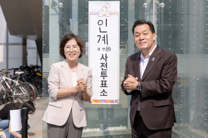 이재준 수원시장이 29일 아침 부인 이지영 여사와 수원시 팔달구 인계동 사전투표소를 찾아 투표를 했다. (이재준 SNS캡처)