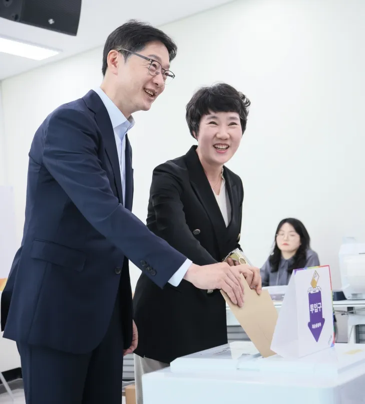 김경수(왼쪽·전 경남지사) 더불어민주당 총괄선대위원장이 29일 경남 창원시 의창동 행정복지센터를 찾아 배우자 김정순 여사와 투표를 하고 있다. 김경수 총괄선대위원장 측 제공