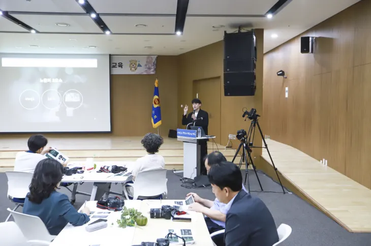 5월 29일, 경기도의회 대회의실에서 열린 ‘DSLR 카메라를 활용한 사진촬영 교육’에서 강사가 의회사무처 직원들을 대상으로 강의하고 있다.