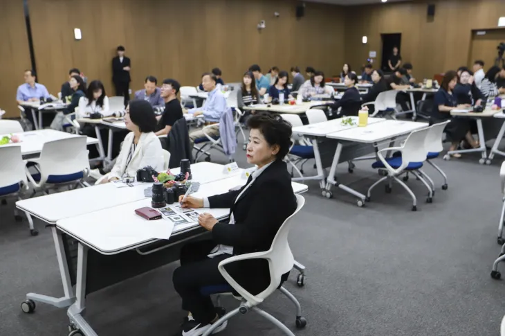 사진촬영 교육에 참석한 남경순 의원과 이병숙 의원을 비롯한 의회사무처 직원들이 DSLR 카메라 실습과 강의를 집중해서 듣고 있다.