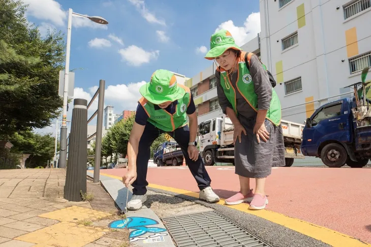 서울 양천구 자율방재단이 장마철을 앞두고 빗물받이를 점검하고 있다. 양천구 제공