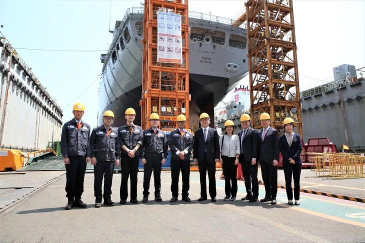 한화오션 거제사업장을 방문한 조태열 외교부 장관과 외교부 및 한화오션 관계자들이 함께 사진을 촬영하고 있다. 외교부 제공
