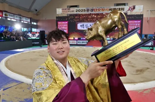 최성민이 29일 경북 문경체육관에서 열린 2025 문경단오씨름대회 백두급에서 우승한 뒤  황소 트로피를 들고 기뻐하고 있다. 대한씨름협회 제공