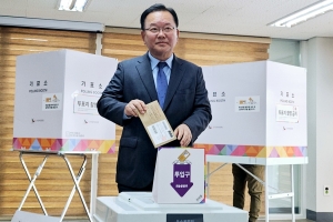 대구서 사전 투표한 김부겸 “李 TK 득표율, 지난 대선 보다 높을 것”