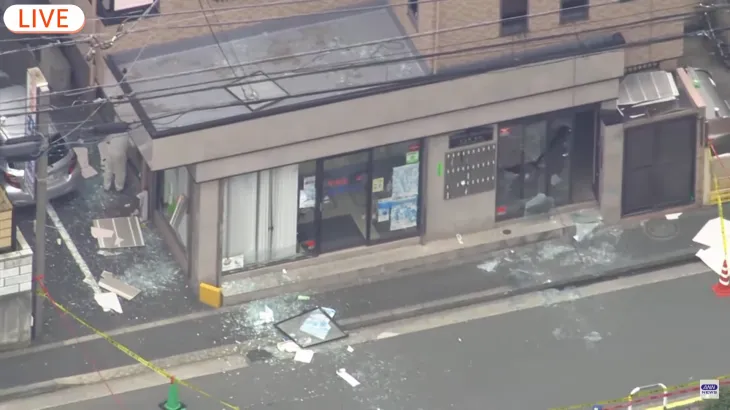 27일 오전 9시 30분쯤 도쿄 에도가와구 히가시카사이의 신축 주택 공사 현장에서 대형 폭발이 발생했다. 이 폭발로 주변 주택과 상점 38동의 창문과 벽이 파손되는 등 광범위한 피해가 발생했다. 테레비아사히 캡처