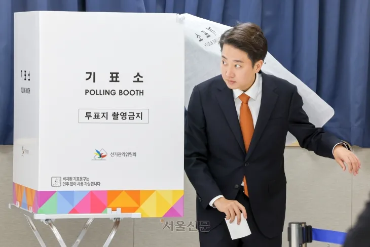 이준석 개혁신당 대선 후보가 제21대 대통령선거 사전투표 첫날인 29일 지역구인 경기 화성시 동탄9동 행정복지센터에 마련된 투표소에서 투표하고 있다. 2025.5.29 공동취재