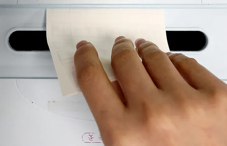 제21대 대통령선거 사전투표 첫날인 29일 대구 수성구 범어2동 행정복지센터에 마련된 사전투표소에서 한 유권자가 투표를 하고 있다. 2025.5.29 뉴시스