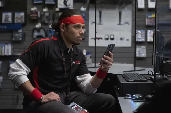 영화 ‘덤머니’에 등장한 비디오게임 소매업체 게임스톱의 전경.