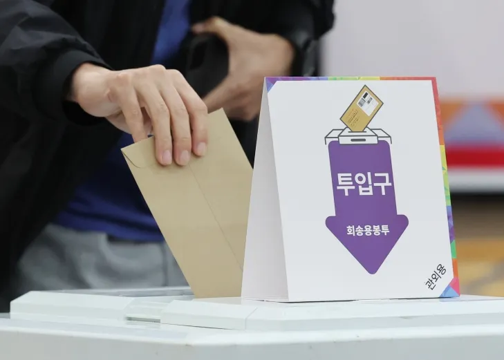 제21대 대통령 선거 사전투표 첫날인 29일 울산시 남구청 강당에 마련된 사전투표소에서 유권자가 투표하고 있다. 2025.5.29 연합뉴스