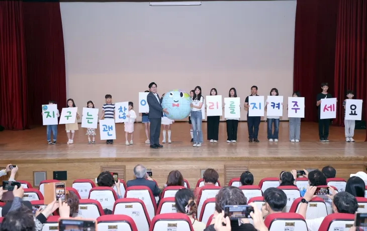 박일하(단상 앞줄 왼쪽) 서울 동작구청장이 지난해 환경의 날 기념식에서 청소년들과 환경보호 퍼포먼스를 하고 있다. 동작구 제공