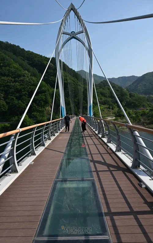 북한강을 가로지르는 살랑교.