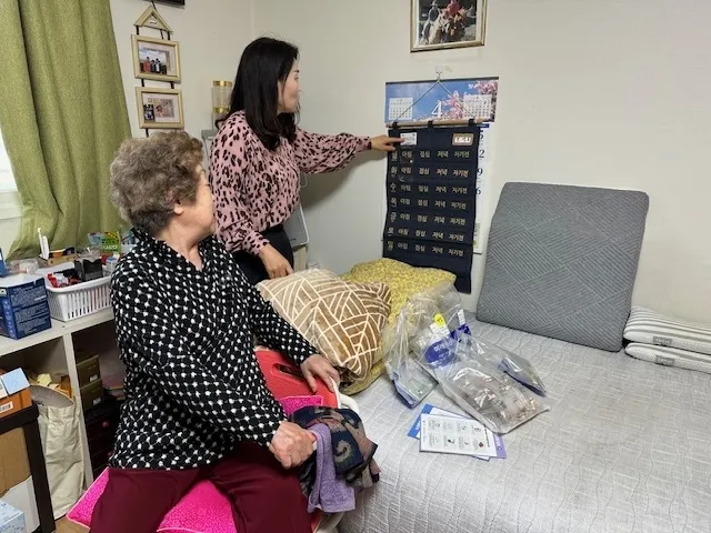 서울 송파구 한 노인의 자택에 ‘깜빡깜빡 지킴이 투약 달력’이 걸려 있다. 송파구 제공