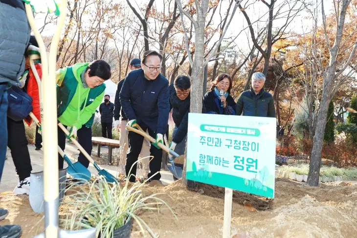 유성훈(오른쪽 네 번째) 서울 금천구청장이 지난해 11월 오미생태공원 내 정원 조성 행사에서 나무를 심고 있다. 금천구 제공