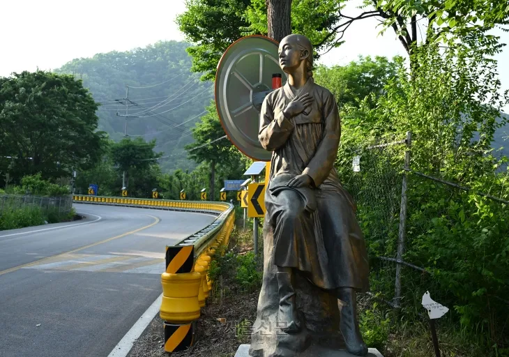 딴산 옆 ‘처녀 고개’의 동상.