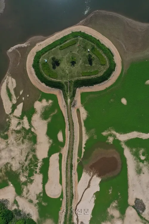 강원 화천 도송리 하트섬. 물 빠진 갈수기 풍경이 독특하다.